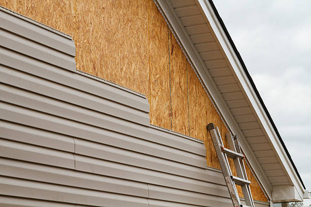 Professional Siding Installation technician working in Pflugerville, TX